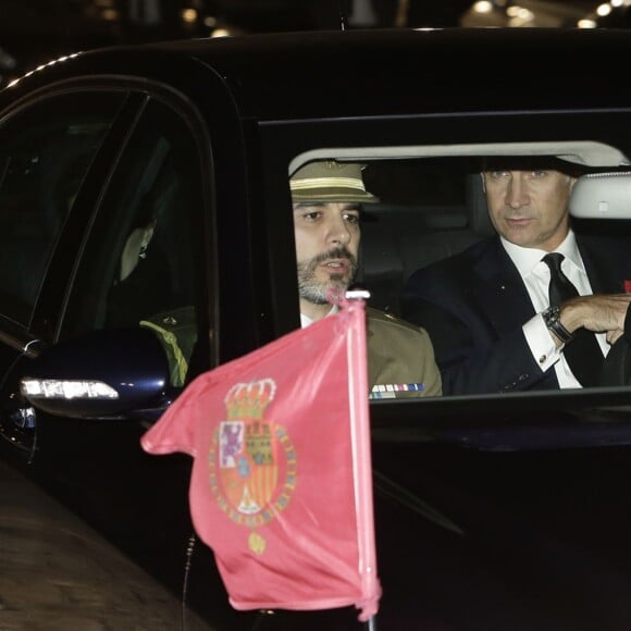 Le roi Felipe VI et la reine Letizia d'Espagne arrivant pour la messe d'obsèques de l'infant Carlos de Bourbon-Siciles, duc de Calabre, au monastère San Lorenzo de l'Escurial le 12 novembre 2015. Cousin germain de Juan Carlos Ier, Don Carlos s'est éteint le 5 octobre et a été inhumé le 8 dans le panthéon des infants du monastère.