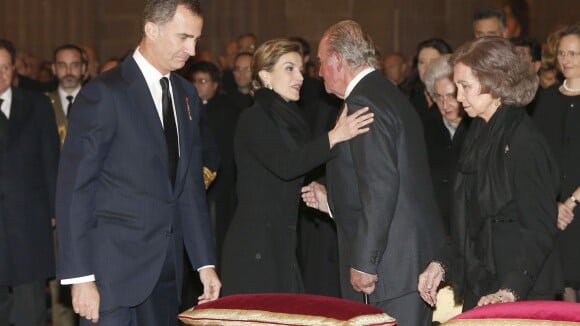 Le roi Felipe VI, la reine Letizia, le roi Juan Carlos Ier et la reine Sofia d'Espagne lors des obsèques de l'infant Carlos de Bourbon-Siciles, duc de Calabre, au monastère San Lorenzo de l'Escurial le 12 novembre 2015.