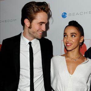 Robert Pattinson et FKA twigs radieux et très amoureux lors de la 8e soirée Go Campaign Gala à Los Angeles, le 12 novembre 2015.