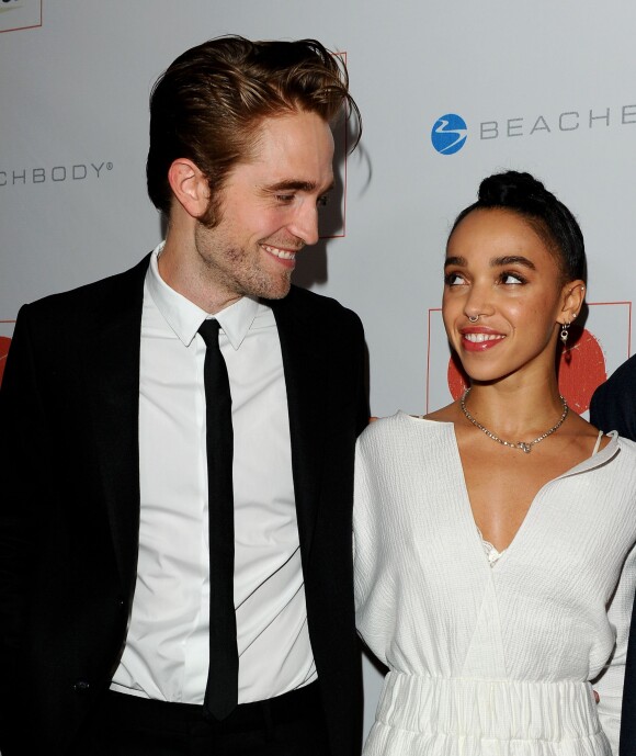 Robert Pattinson et FKA twigs radieux et très amoureux lors de la 8e soirée Go Campaign Gala à Los Angeles, le 12 novembre 2015.