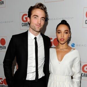 Robert Pattinson et FKA twigs lors de la 8e soirée Go Campaign Gala à Los Angeles, le 12 novembre 2015.