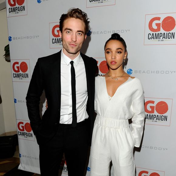 Robert Pattinson et FKA twigs lors de la 8e soirée Go Campaign Gala à Los Angeles, le 12 novembre 2015.