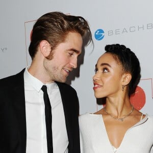 Robert Pattinson et FKA twigs lors de la 8e soirée Go Campaign Gala à Los Angeles, le 12 novembre 2015.