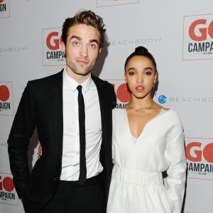 Robert Pattinson et FKA twigs lors de la 8e soirée Go Campaign Gala à Los Angeles, le 12 novembre 2015.