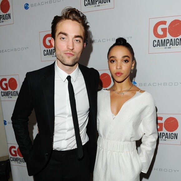 Robert Pattinson et FKA twigs lors de la 8e soirée Go Campaign Gala à Los Angeles, le 12 novembre 2015.