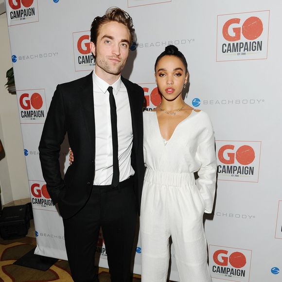 Robert Pattinson et FKA twigs lors de la 8e soirée Go Campaign Gala à Los Angeles, le 12 novembre 2015.