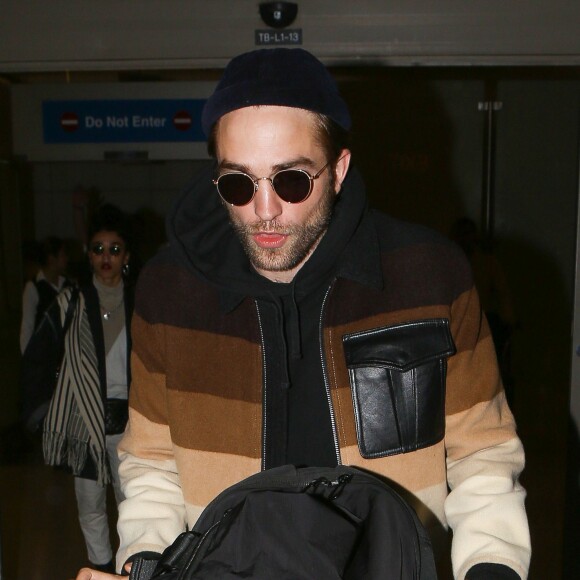Robert Pattinson et FKA Twigs arrivent à Los Angeles le 11 novembre 2015.