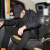 Robert Pattinson et sa compagne FKA twigs ((Tahliah Debrett Barnett) se cache des photographes dans un taxi londonien le 5 novembre 2015.