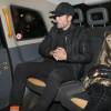 Robert Pattinson et sa compagne FKA twigs ((Tahliah Debrett Barnett) se cache des photographes dans un taxi londonien le 5 novembre 2015.