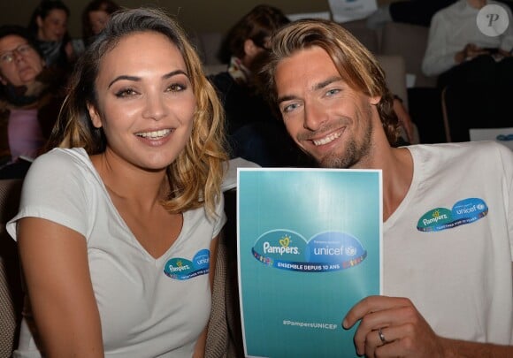 Camille Lacourt et sa femme Valérie Bègue à l'hôtel Marignan à Paris, le 13 novembre 2015 où en tant que parrain et marraine de la campagne de l'Unicef et de Pampers contre le tétanos de la mère et du nourrisson, ils ont présenté leur voyage en République démocratique du Congo