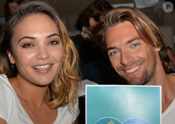 Camille Lacourt et sa femme Valérie Bègue à l'hôtel Marignan à Paris, le 13 novembre 2015 où en tant que parrain et marraine de la campagne de l'Unicef et de Pampers contre le tétanos de la mère et du nourrisson, ils ont présenté leur voyage en République démocratique du Congo