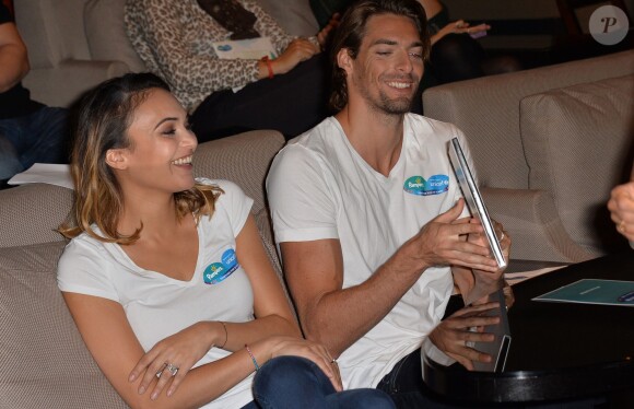 Camille Lacourt et sa femme Valérie Bègue à l'hôtel Marignan à Paris, le 13 novembre 2015 où en tant que parrain et marraine de la campagne de l'Unicef et de Pampers contre le tétanos de la mère et du nourrisson, ils ont présenté leur voyage en République démocratique du Congo