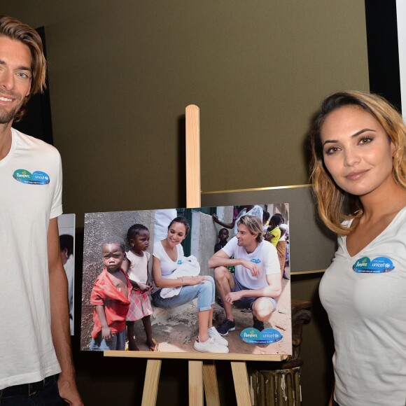 Camille Lacourt et sa femme Valérie Bègue à l'hôtel Marignan à Paris, le 13 novembre 2015 où ils ont présenté leur voyage en République démocratique du Congo dans le cadre de la campagne de vaccination contre le tétanos de la mère et du nourrisson