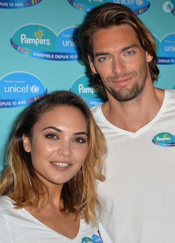 Camille Lacourt et sa femme Valérie Bègue à l'hôtel Marignan à Paris, le 13 novembre 2015 où en tant que parrain et marraine de la campagne de l'Unicef et de Pampers contre le tétanos de la mère et du nourrisson, ils ont présenté leur voyage en République démocratique du Congo