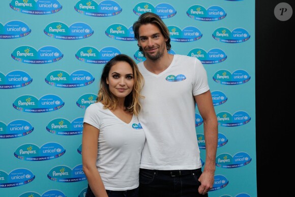 Camille Lacourt et sa femme Valérie Bègue à l'hôtel Marignan à Paris, le 13 novembre 2015 où en tant que parrain et marraine de la campagne de l'Unicef et de Pampers contre le tétanos de la mère et du nourrisson, ils ont présenté leur voyage en République démocratique du Congo