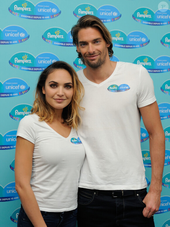 Camille Lacourt et sa femme Valérie Bègue à l'hôtel Marignan à Paris, le 13 novembre 2015 où en tant que parrain et marraine de la campagne de l'Unicef et de Pampers contre le tétanos de la mère et du nourrisson, ils ont présenté leur voyage en République démocratique du Congo