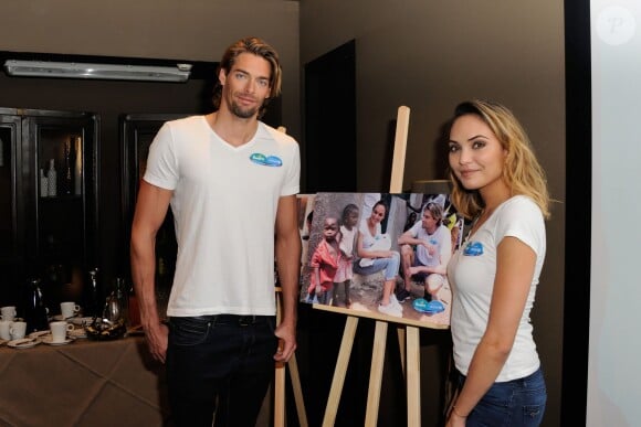 Camille Lacourt et sa femme Valérie Bègue à l'hôtel Marignan à Paris, le 13 novembre 2015 où en tant que parrain et marraine de la campagne de l'Unicef et de Pampers contre le tétanos de la mère et du nourrisson, ils ont présenté leur voyage en République démocratique du Congo