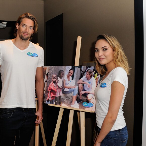 Camille Lacourt et sa femme Valérie Bègue à l'hôtel Marignan à Paris, le 13 novembre 2015 où en tant que parrain et marraine de la campagne de l'Unicef et de Pampers contre le tétanos de la mère et du nourrisson, ils ont présenté leur voyage en République démocratique du Congo