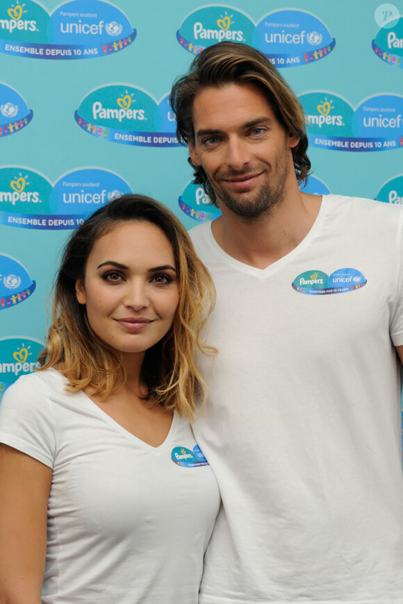 Camille Lacourt et sa femme Valérie Bègue à l'hôtel Marignan à Paris, le 13 novembre 2015 où en tant que parrain et marraine de la campagne de l'Unicef et de Pampers contre le tétanos de la mère et du nourrisson, ils ont présenté leur voyage en République démocratique du Congo