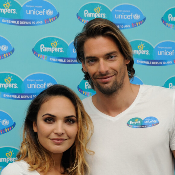 Camille Lacourt et sa femme Valérie Bègue à l'hôtel Marignan à Paris, le 13 novembre 2015 où en tant que parrain et marraine de la campagne de l'Unicef et de Pampers contre le tétanos de la mère et du nourrisson, ils ont présenté leur voyage en République démocratique du Congo