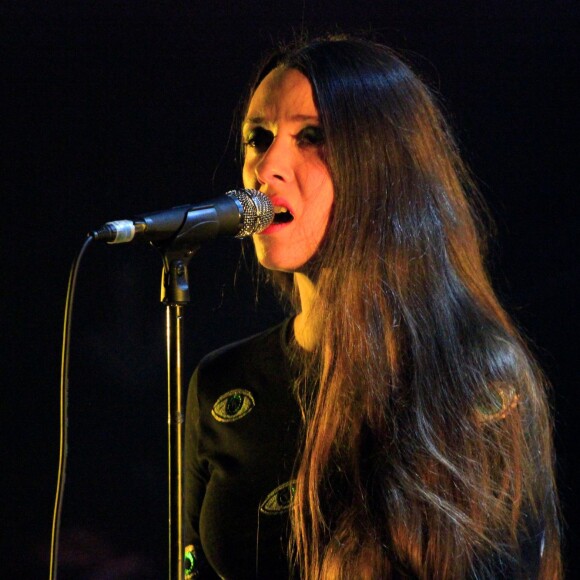 Exclusif - Simone Ringer (fille de Catherine Ringer et Fred Chichin du groupe Les Rita Mitsouko) en concert avec Minuit au festival Les inRocKs Philips à la Cigale à Paris, le 12 novembre 2015.