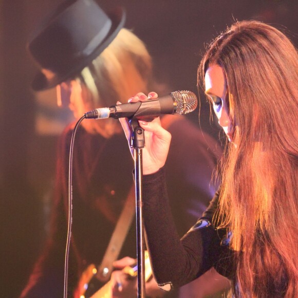 Exclusif - Raoul Chichin et sa soeur Simone Ringer (les enfants de Catherine Ringer et Fred Chichin du groupe Les Rita Mitsouko), membres du groupe Minuit, en concert au festival Les inRocKs Philips à la Cigale à Paris, le 12 novembre 2015.