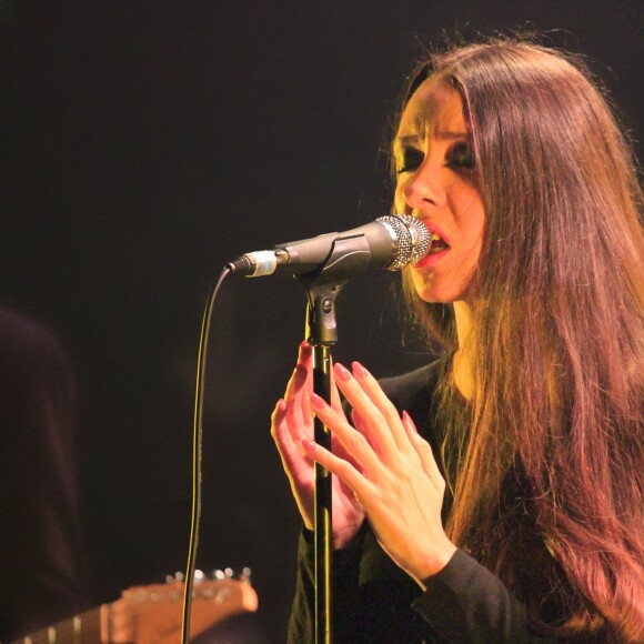 Exclusif - Simone Ringer en concert avec Minuit au festival Les inRocKs Philips à la Cigale à Paris, le 12 novembre 2015.