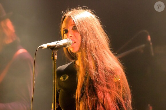 Exclusif - Simone Ringer en concert avec Minuit au festival Les inRocKs Philips à la Cigale à Paris, le 12 novembre 2015.
