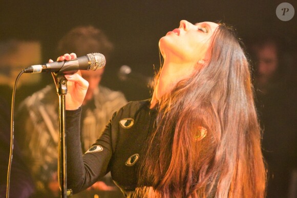 Exclusif - Simone Ringer en concert avec Minuit au festival Les inRocKs Philips à la Cigale à Paris, le 12 novembre 2015.