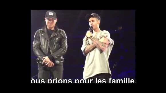 Justin Bieber prie pour les victimes des attentats parisiens lors de son concert à Los Angeles le 13 novembre 2015.