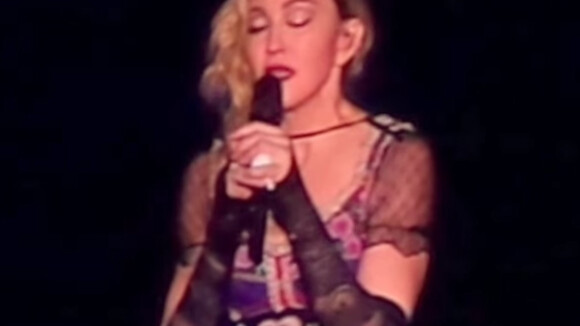 Madonna, en larmes, évoque les attentats parisiens lors de son concert à Stockholm, le 14 novembre 2015.