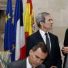 Le roi Felipe VI et la reine Letizia d'Espagne rencontrent l'ambassadeur français Yves Saint-Geours à l'ambassade française pour signer le livre des condoléances pour les victimes au lendemain des attentats du 13 novembre 2015 à Paris.