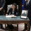 Felipe VI et Letizia d'Espagne rencontrent l'ambassadeur français Yves Saint-Geours à l'ambassade française pour signer le livre des condoléances pour les victimes au lendemain des attentats du 13 novembre 2015 à Paris.