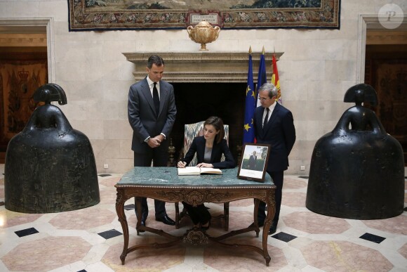 Felipe VI et Letizia d'Espagne rencontrent l'ambassadeur français Yves Saint-Geours à l'ambassade française pour signer le livre des condoléances pour les victimes au lendemain des attentats du 13 novembre 2015 à Paris.