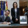 Le roi Felipe VI et la reine Letizia d'Espagne rencontrent l'ambassadeur français Yves Saint-Geours à l'ambassade française pour signer le livre des condoléances pour les victimes au lendemain des attentats du 13 novembre 2015 à Paris.