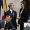 Felipe VI et la reine Letizia d'Espagne rencontrent l'ambassadeur français Yves Saint-Geours à l'ambassade française pour signer le livre des condoléances pour les victimes au lendemain des attentats du 13 novembre 2015 à Paris.