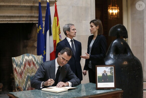 Felipe VI et la reine Letizia d'Espagne rencontrent l'ambassadeur français Yves Saint-Geours à l'ambassade française pour signer le livre des condoléances pour les victimes au lendemain des attentats du 13 novembre 2015 à Paris.