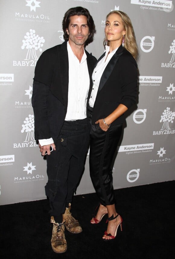 Elizabeth Berkley et son mari Greg Lauren assistent au gala de la fondation Baby2Baby à Culver City, le 14 novembre 2015.