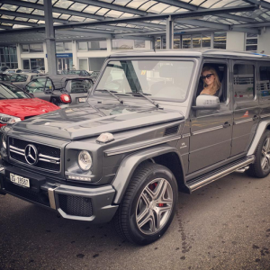 Paris Hilton gâtée par son amoureux Thomas Gross qui lui a offert une Mercedes Classe G / photo postée sur le compte Instagram de l'héritière américaine.