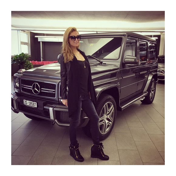 Paris Hilton gâtée par son amoureux Thomas Gross qui lui a offert une Mercedes Classe G / photo postée sur le compte Instagram de l'héritière américaine.