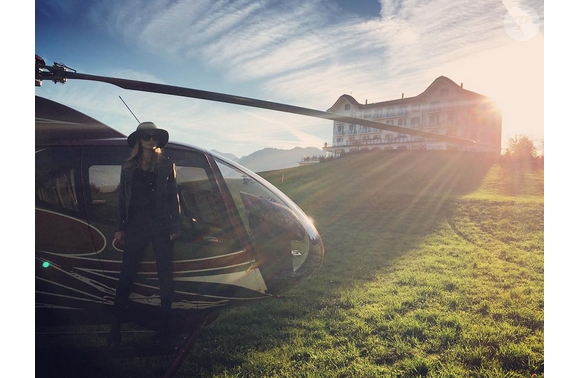 Paris Hilton découvre les joies de la Suisse en hélicoptère avec son amoureux / photo postée sur le compte Instagram de l'héritière américaine.