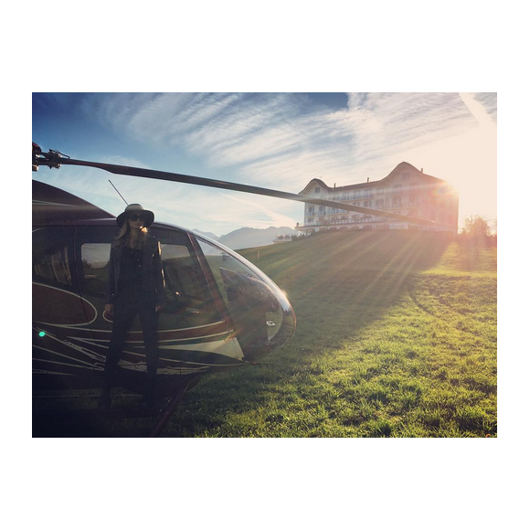 Paris Hilton découvre les joies de la Suisse en hélicoptère avec son amoureux / photo postée sur le compte Instagram de l'héritière américaine.