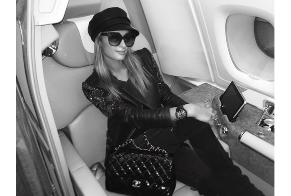 Paris Hilton arrive à Dubai dans son jet privé / photo postée sur le compte Instagram de l'héritière américaine.