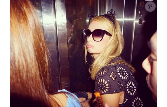 Paris Hilton bloquée dans un ascenseur avec onze autres personnes / photo postée sur le compte Instagram de l'héritière américaine.