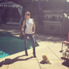 Paris Hilton au bord de la piscine de sa maison de Los Angeles / photo postée sur le compte Instagram de l'héritière américaine.