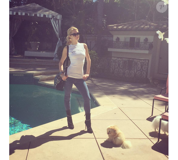 Paris Hilton au bord de la piscine de sa maison de Los Angeles / photo postée sur le compte Instagram de l'héritière américaine.