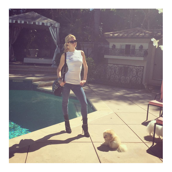 Paris Hilton au bord de la piscine de sa maison de Los Angeles / photo postée sur le compte Instagram de l'héritière américaine.