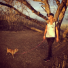 Paris Hilton et son chien Peter Pan font une promenade dans la nature / photo postée sur le compte Instagram de l'héritière américaine.