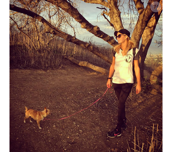 Paris Hilton et son chien Peter Pan font une promenade dans la nature / photo postée sur le compte Instagram de l'héritière américaine.