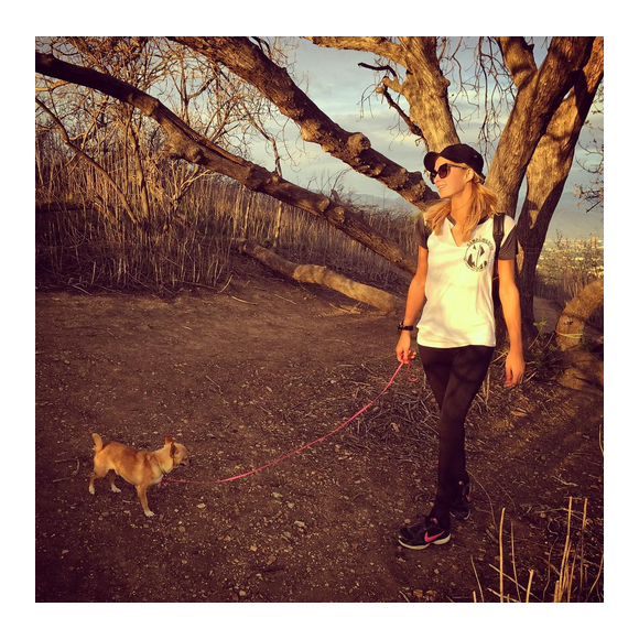 Paris Hilton et son chien Peter Pan font une promenade dans la nature / photo postée sur le compte Instagram de l'héritière américaine.